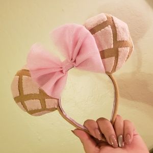 Minnie Mouse Ears- Concha